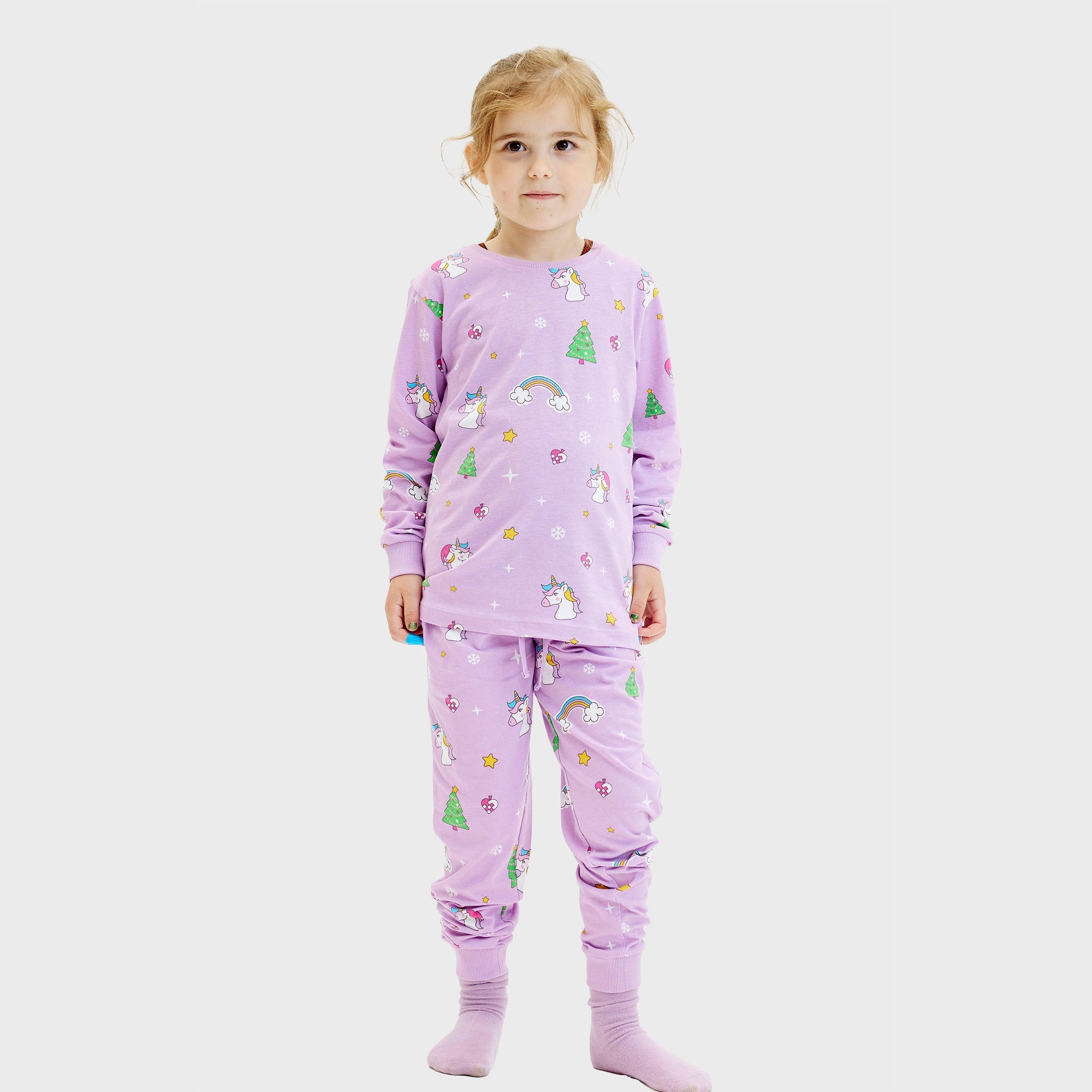 Kindlicher rosa Weihnachtspyjama mit Einhorn- und Tannenbaum-Motiv, weihnachtspullover kinder.